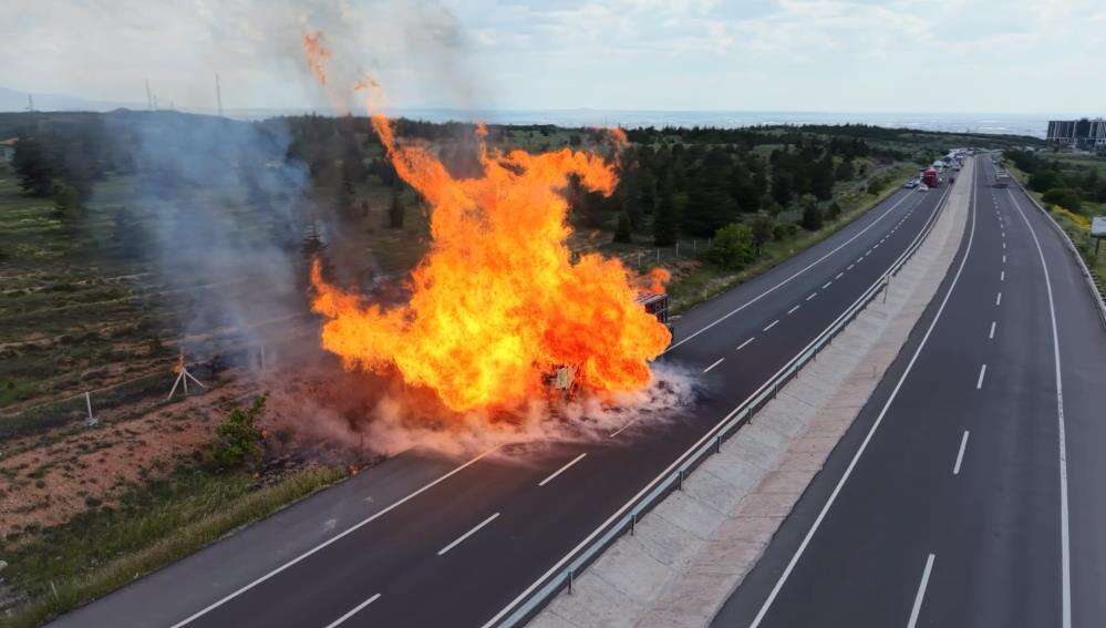 Aksaray’da doğalgaz yüklü TIR bomba gibi patladı! Korku dolu anlar kamerada 12